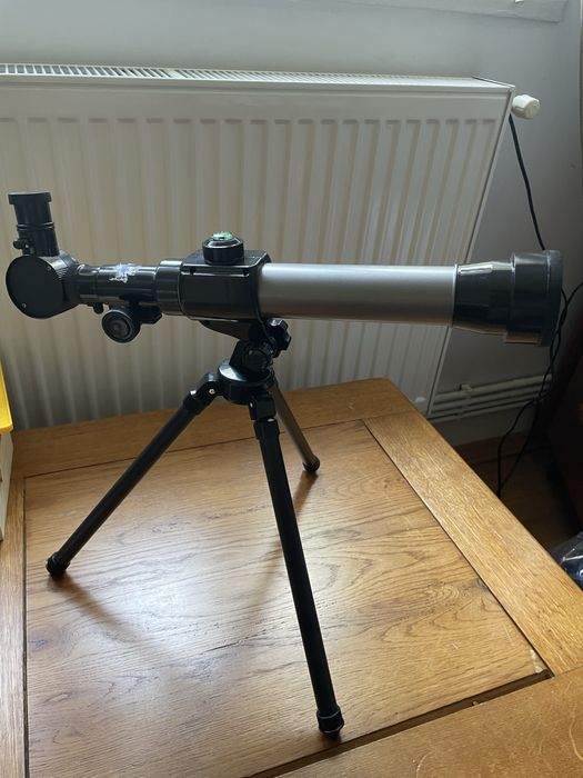 Telescop cu trepied