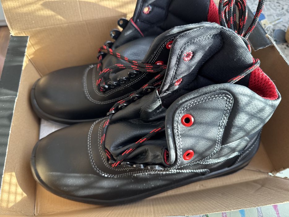 Обувки за работа на открито