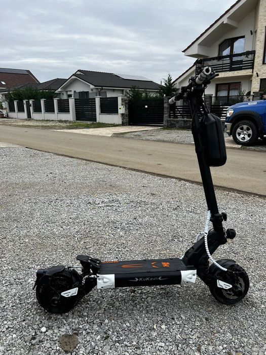Se oferă spre vânzare Trotineta Kukirin G2 Master an 2025