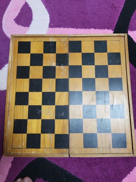 Vând cutie de lemn ptr jocul de table și sah