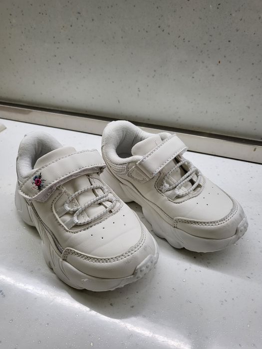 Олекотени маратонки