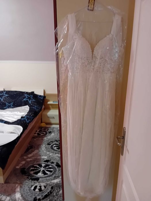 Булченска рокля, като нова + воал + къса парти бяла рокля.