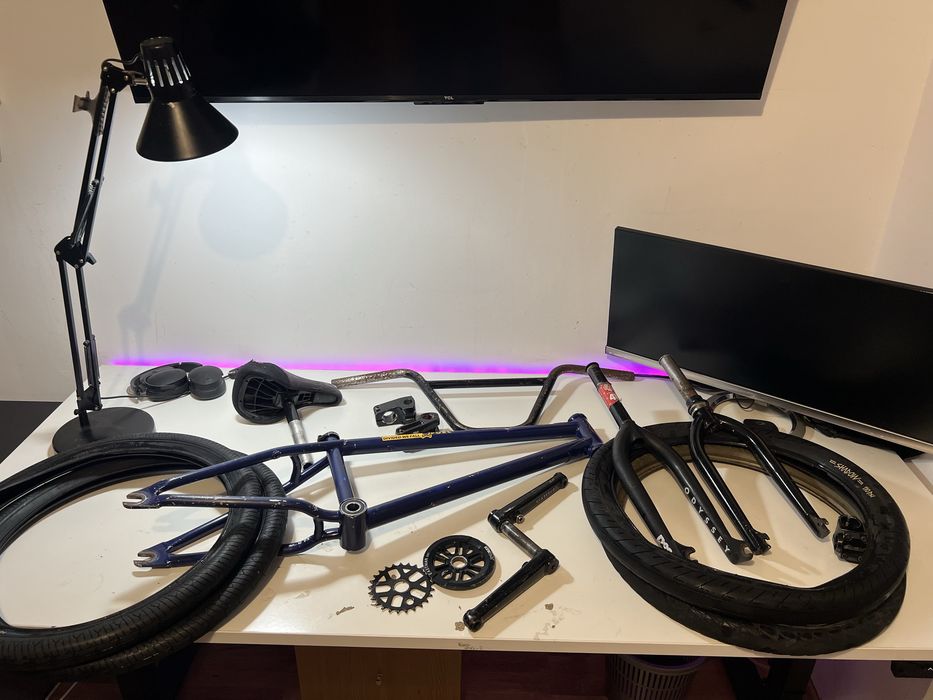 Vand piese bmx custom( cadru full cr mo, furca, angrenaj, cauciucuri, foaie)