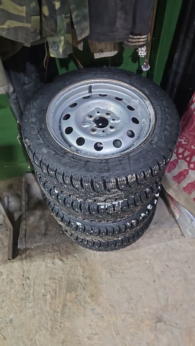 Продам практически новый комплект дисков с резиной