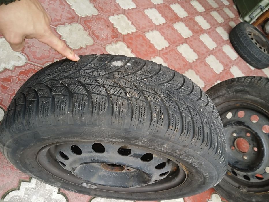 Vând 4 jante de 15 cu cauciucuri