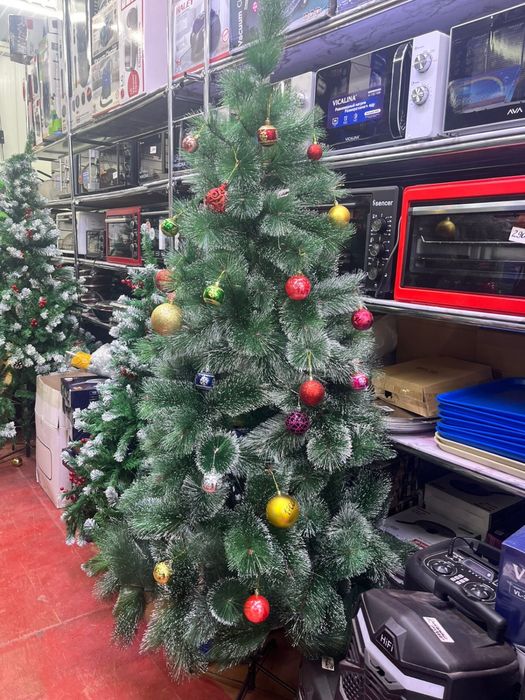 Ёлка с игрушками