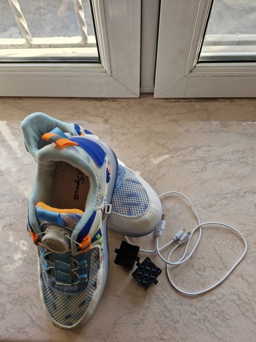 Кроссовки-ролики унисекс.
Новые!
Раз