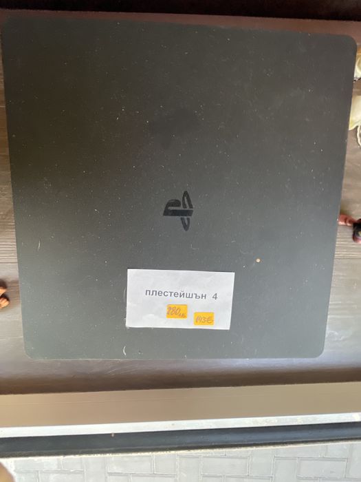 Ps 4 slim с два джойстика (топ състояние)