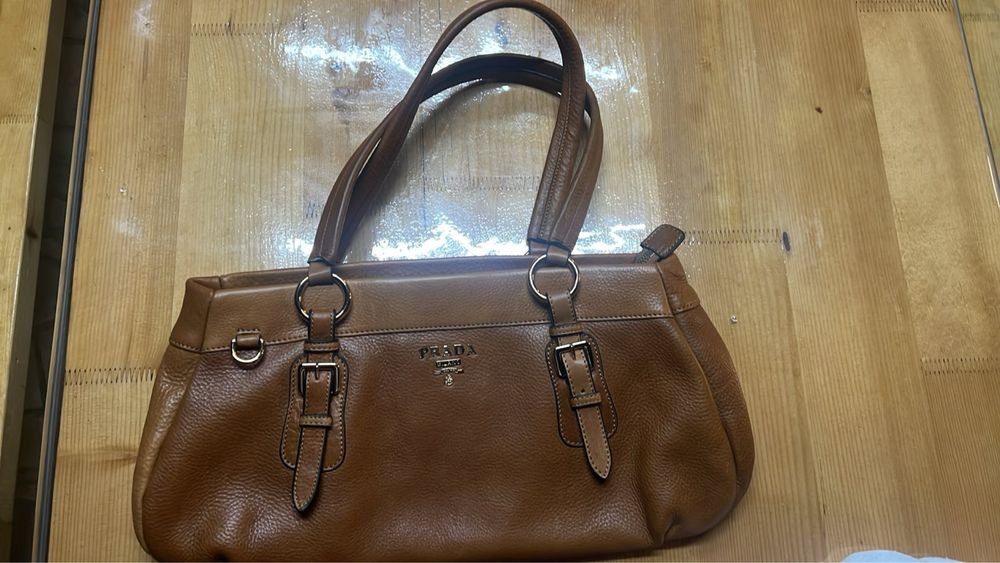 Оригинална чанта Prada Vitello Daino Leather Shoulder Bag (Кафяв / Карамел)