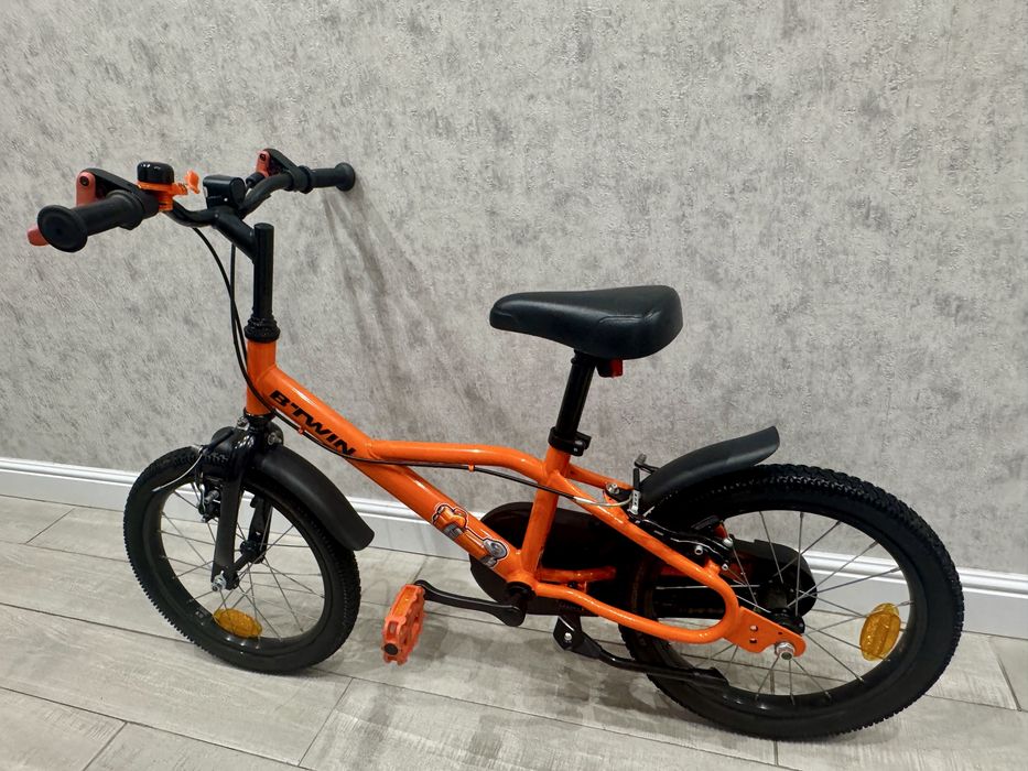 Bicicletă 16'' + roti ajutatoate + casca neagra  noua!