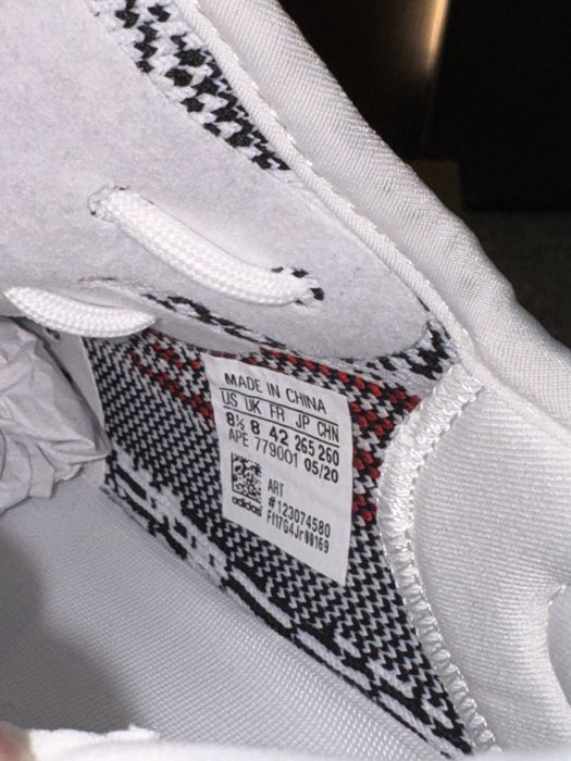 Yeezy 350v2 Zebra