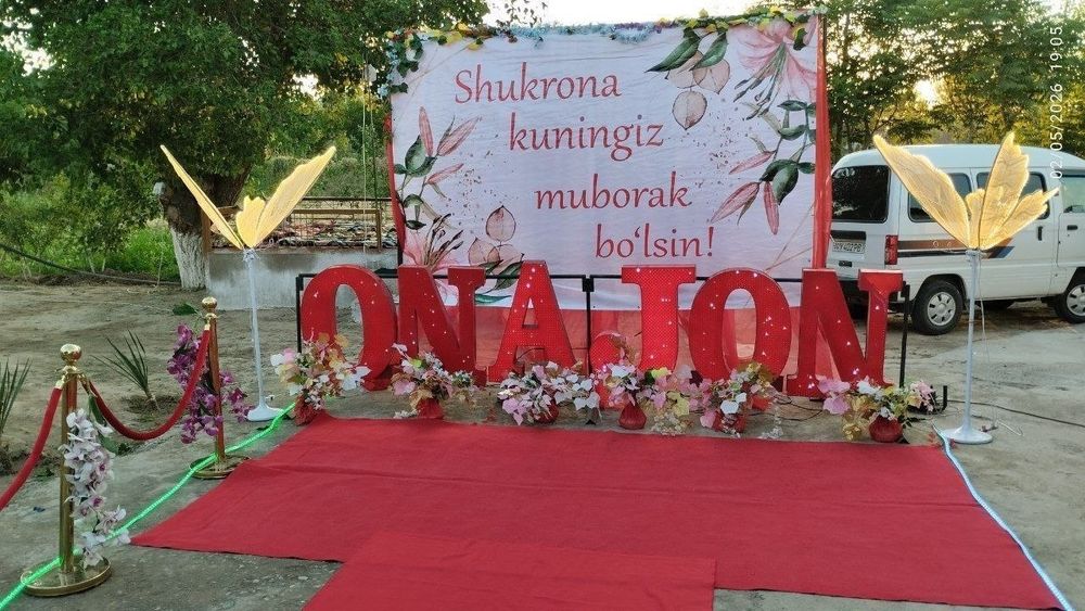 Onajon Tue tadbir uchun sahna va darvoza bezaklari