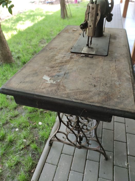 Mașina de cusut veche