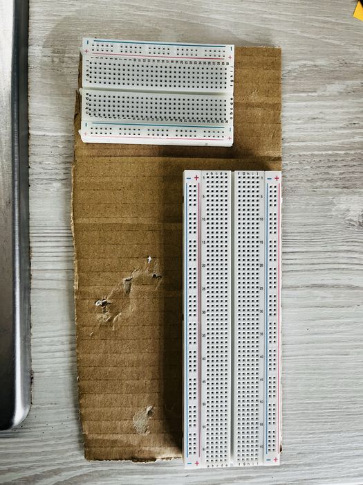 Breadboard mare + breadboard mediu (montate pe carton)