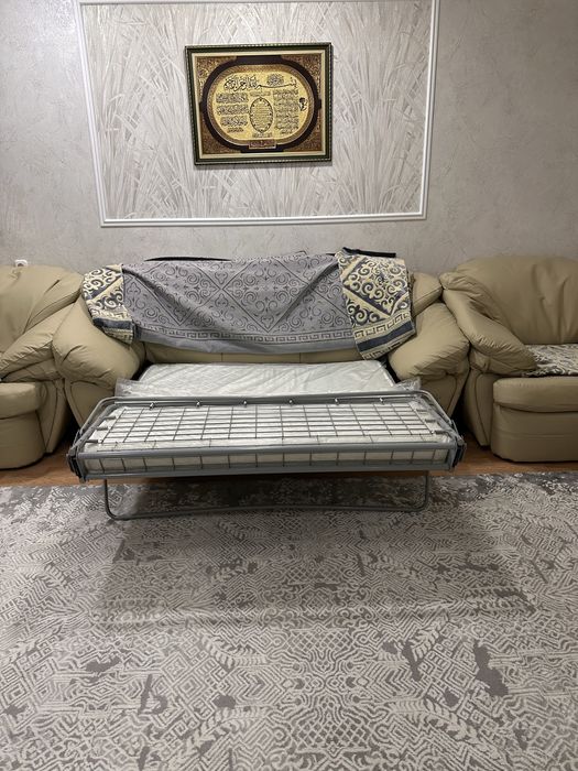 Кожаный диван для гостинной