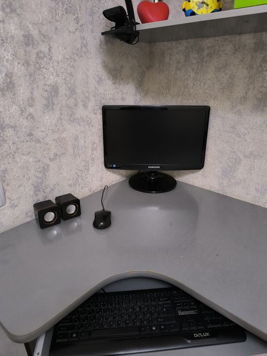 Письменный стол, книжный шкаф