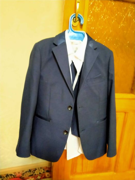 Продам школьные костюмы