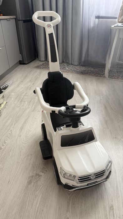 Толокар toyota белый