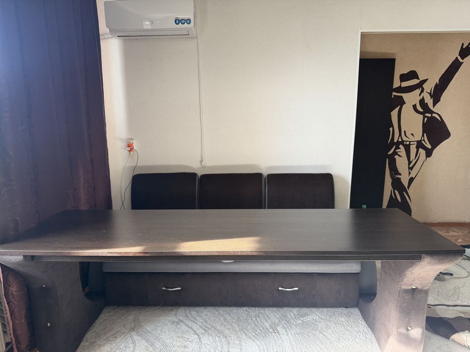 Диван с выдвигающимся столом