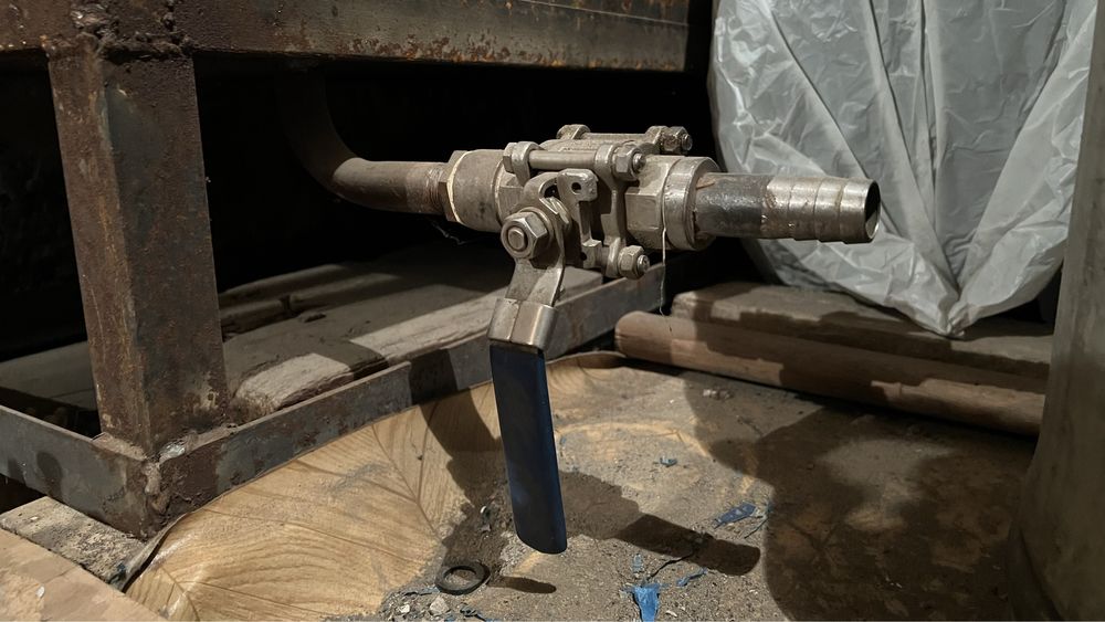 Металлический бак с краном