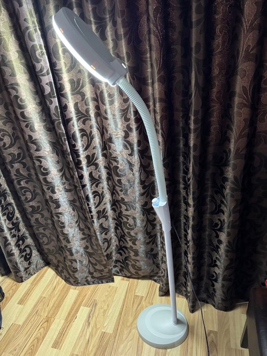 Lampa cosmetica cu lupa