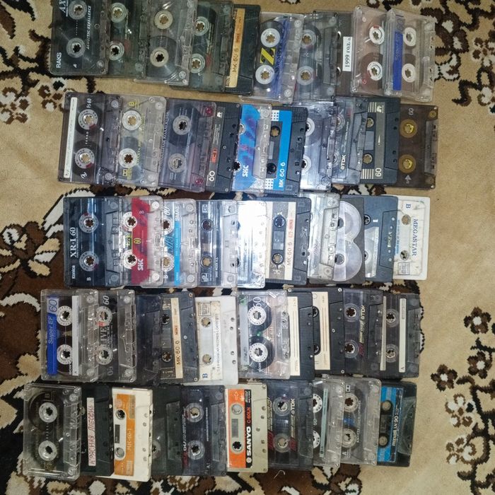100 штук аудио кассеты старые можно и на декор
