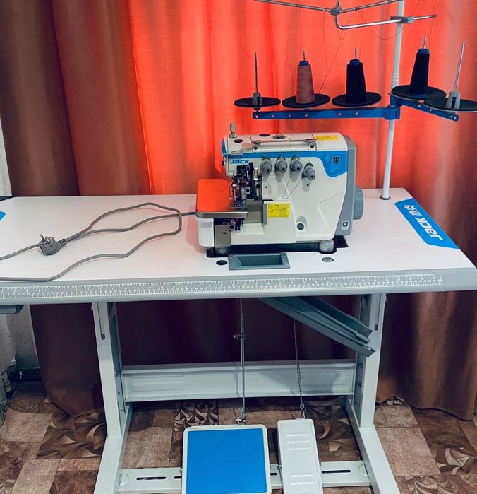 Оберлок почти новый