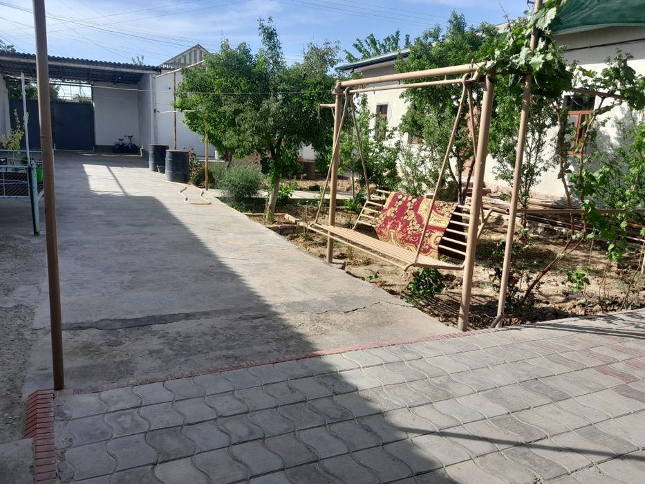 Hovli sotiladi narxi kelishiladi