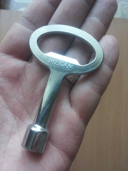 Трехгранный ключ из металла для электрических шкафов с открывашкой