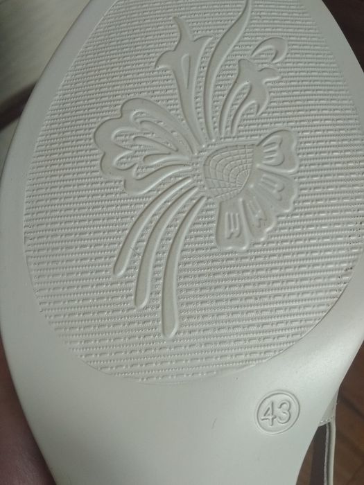 Продаю босоножки новые.