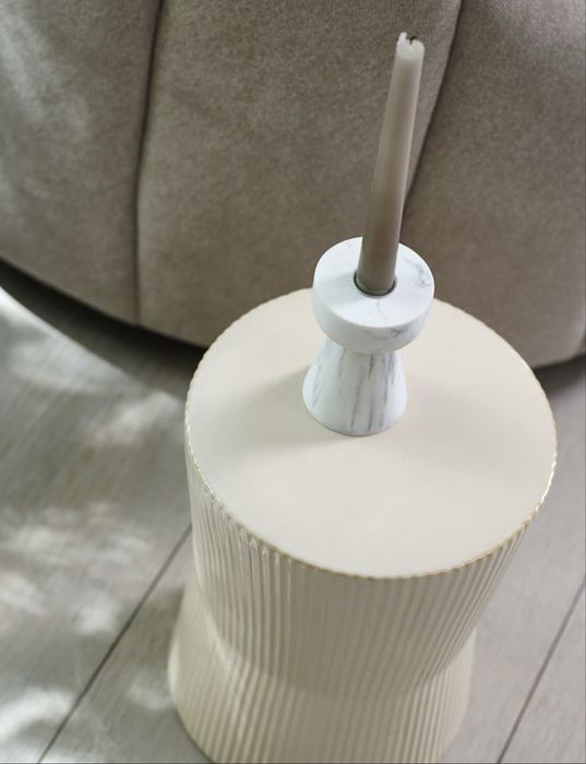 Малка помощна масичка в цвят крем