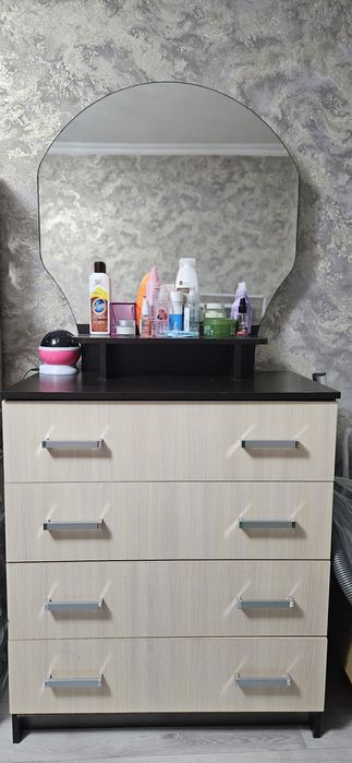 Комод с зеркалом