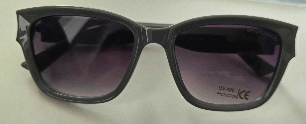 Ochelari de soare Balenciaga.