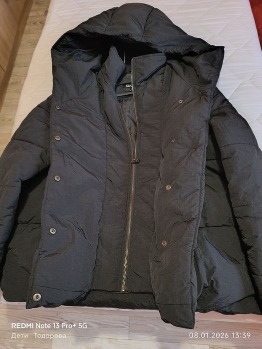 Продавам ново ,черно яке ONLY.