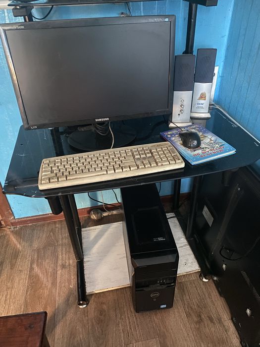Компьютер и компьютерный стол