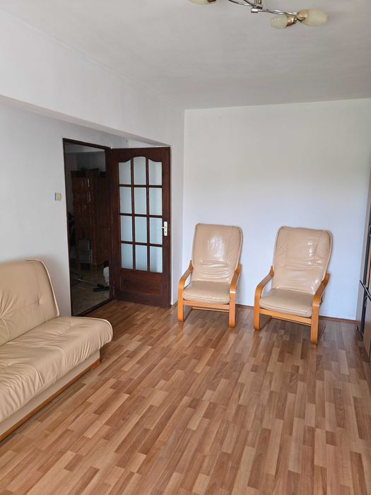 Vand apartament cu 2 camere.