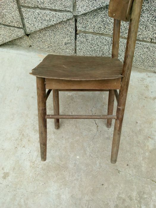 Стар дървен стол