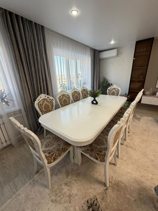 Стол и стулья 12 штук