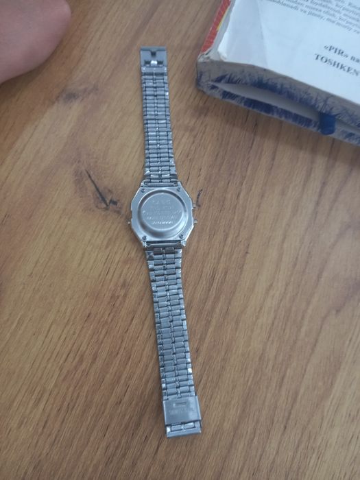 Erkaklar uchun qol soati rang: kumush miqdor:1