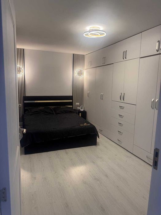 Proprietar, vând apartament cu două camere, decomandat, suprafață 67 mp utili, zona Unirii Nord, bloc C2, la ga magazinul Triton, etaj 7/10,