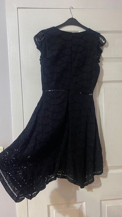 Къса черна рокля