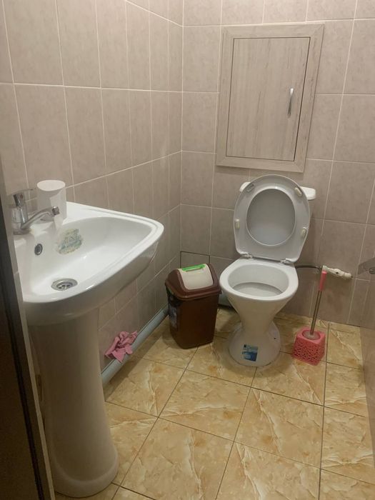 Kvartira õgil bollarga.Har bir xonaga 2kishi turadi obshiy4xonaga 8ta