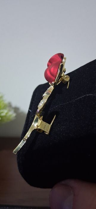 Rose shaped brooch