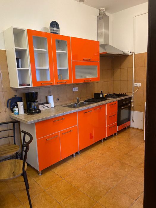 Inchiriez apartament la casa