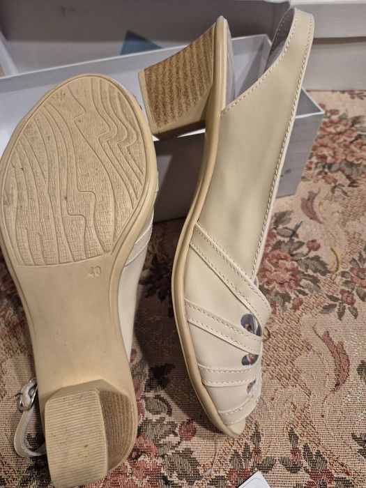 Нови кремави на цвят сандали