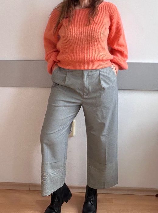 Блуза в прасковен корал и панталон Club Monaco със широки крачоли