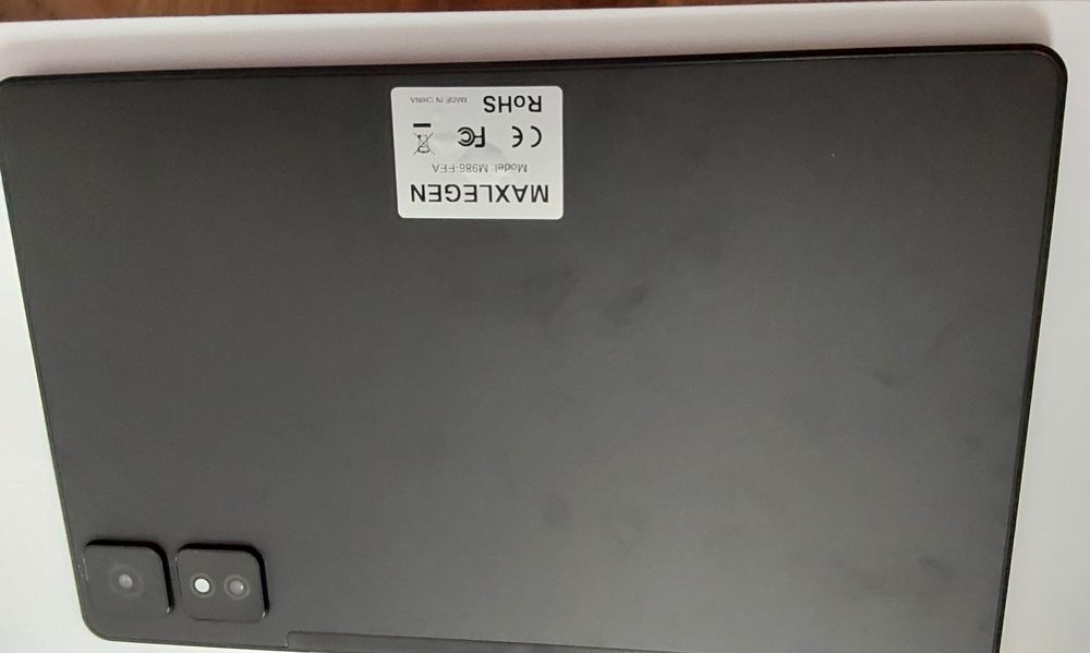 Vând tabletă nouă cu tastatura