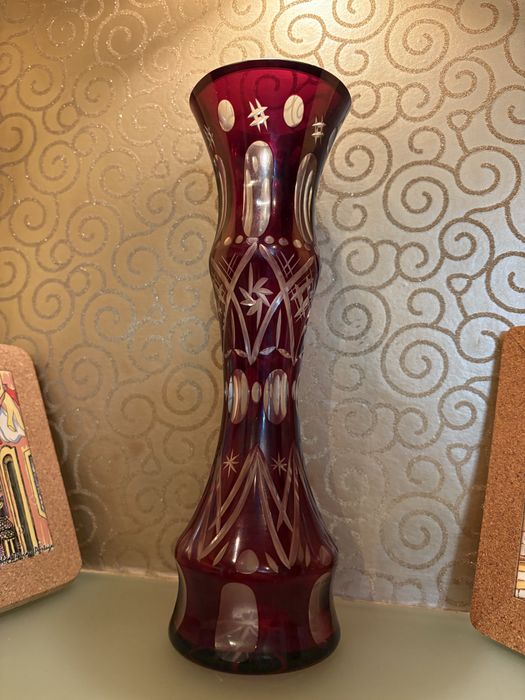 Vază din cristal rubin tăiat manual – piesă decorativă deosebită
