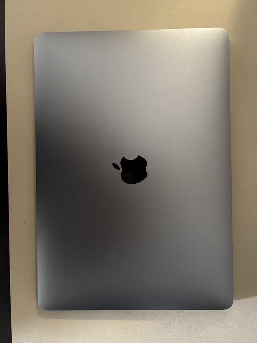 MacBook Air 13,3 inch, M1 чип + ПОДАРЪК два калъфа