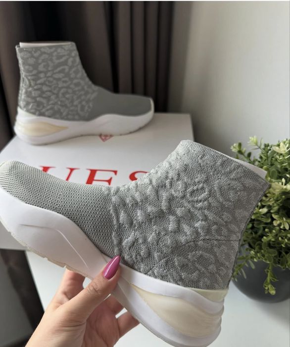 Маратонки Guess.